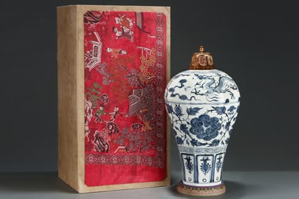 A Huge Blue and White Lotus and Dragon Pattern Bottle