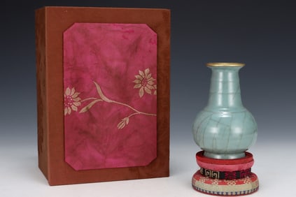 An Exquisite Guan yao Vase