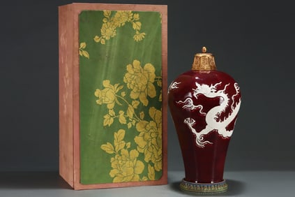 A Huge Ji Red Glazed Dragon Pattern Bottle