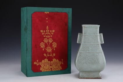 An Exquisite Guan yao Double-Ears Vase