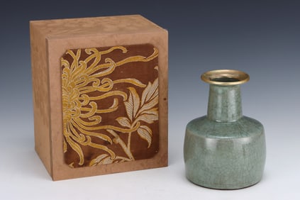 An Exquisite Guan yao Painted Gold Vase,with an Imperial Poem by Emperor Qianlong