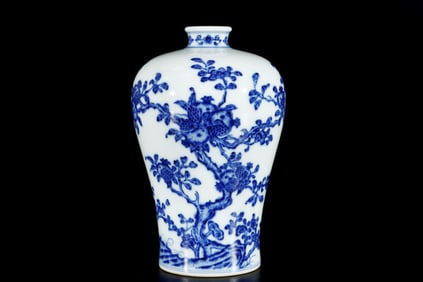An Exquisite Blue and White Pomegranate Pattern Vase
