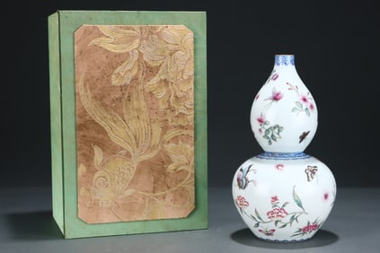 An Exquisite Famille-Rose Flower and Butterfly Pattern Gourd-Shaped Vase