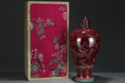A Huge Ji Red Glazed Dragon Pattern Bottle