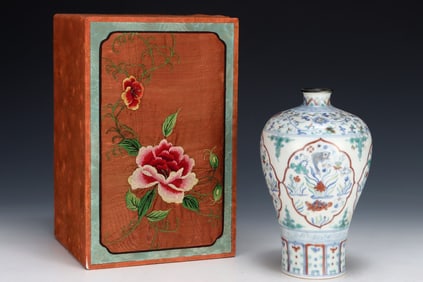 An Exquisite Doucai Hornwort Pattern Vase