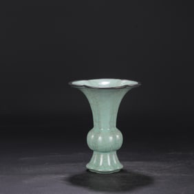 An Exquisite Guan yao Cover with Silver Vase