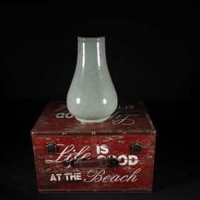 An Exquisite Guan yao Celadon Glazed Vase