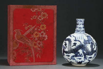 An Exquisite Blue and White Auspicious Cloud and Dragon Pattern Vase