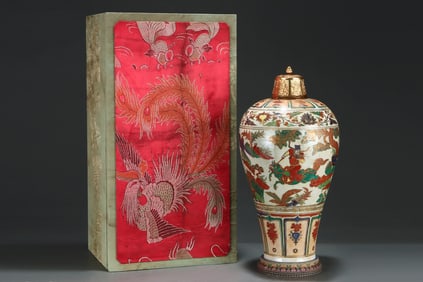 A Huge Red-and-Green Glazed Painted Gold Figure and Story Pattern Bottle