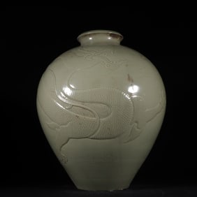 A Rare Yue yao Auspicious Cloud and Dragon Pattern Jar