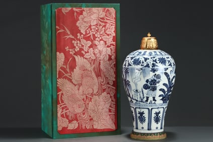 A Huge Blue and White Figure and Story Pattern Bottle