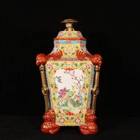 A Rare Enamel Painted Gold Flower and Bird Pattern with Cover Jar