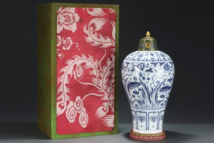 A Huge Blue and White Hornwort Pattern Bottle