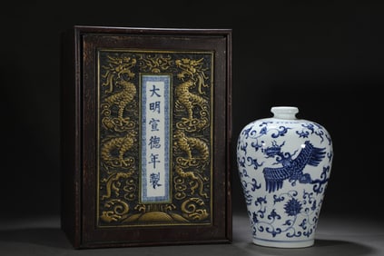 An Exquisite Blue and White Flower and Phoenix Pattern Vase