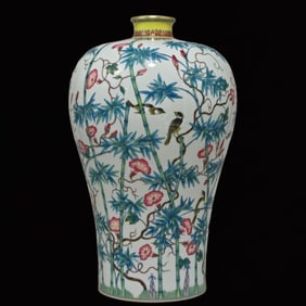 An Exquisite Doucai Flower and Bird Pattern Vase