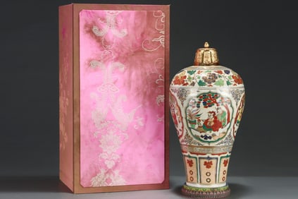A Huge Red-and-Green Glazed Painted Gold Figure and Story Pattern Bottle