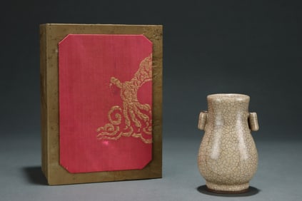 An Exquisite Ge yao Double-Ears Vase