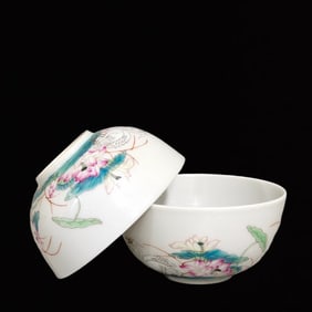 A Pair of Exquisite Famille-Rose Flower and Bird Pattern Cups