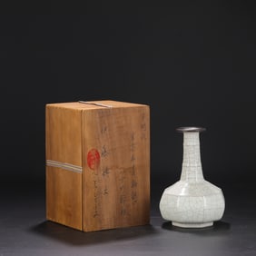 An Exquisite Guan yao Celadon Glazed Cover with Silver Vase,with an Imperial Poem by Emperor