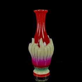 An Exquisite Famille-Rose Bergamot Pattern Vase