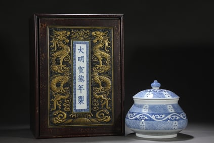 An Exquisite Blue and White Flower Pattern Jar with Cover