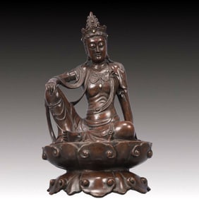 An Exquisite Eaglewood Statue of Avalokitesvara, Inlaid Pearl