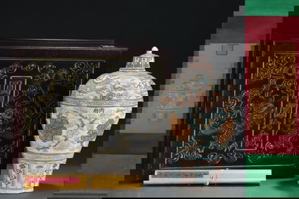 A Huge Famille-Rose Flower,Auspicious Cloud and Dragon Pattern Bottle,With Vertical Scroll Painting