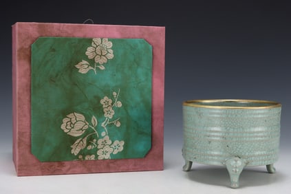 An Exquisite Ru yao Cover with Gold Tripod Jar,With an Imperial Poem by Emperor Qianlong