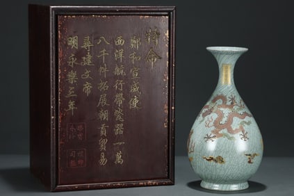 An Exquisite Ru yao Painted Gold Auspicious Cloud and Dragon Pattern Gourd-Shaped Vase