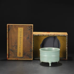 An Exquisite Ru yao Sky Blue Glazed Tripod Jar