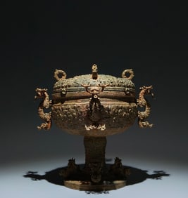 An Archaic Bronze Chi-Dragon Pattern Dragon-Ears Food Vessel,With Inscription