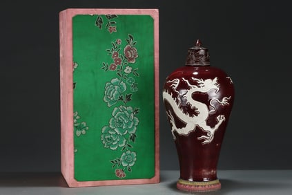 A Huge Ji Red Glazed Auspicious Cloud and Dragon Pattern Bottle