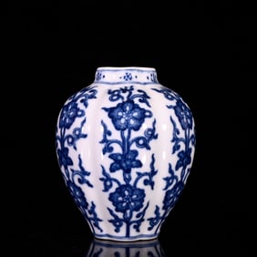 An Exquisite Blue and White Flower Pattern Jar