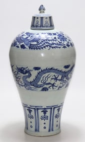 A Huge Blue and White Auspicious Cloud,Dragon and Phoenix Pattern Bottle
