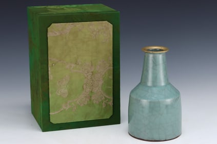 An Exquisite Guan yao Cover with Gold Vase,With an Imperial Poem by Emperor Qianlong