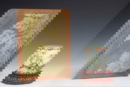 An Exquisite Famille-Rose Painted Gold Flower and Bird Pattern Brush Pot