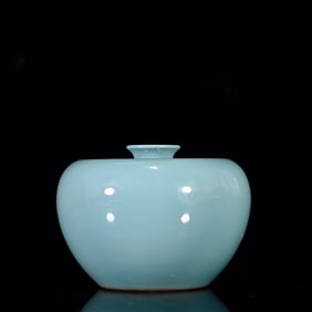 An Exquisite Turquoise Glazed Apple-Shaped Vase