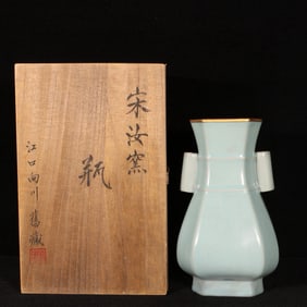 An Exquisite Ru yao Cover with Gold Double-Ears Vase