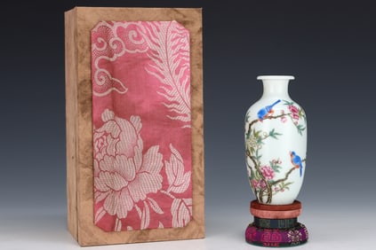 An Exquisite Enamel Flower and Bird Pattern Vase,With Poem