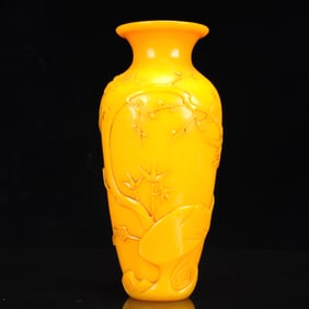 An Exquisite Glass Flower and Bird Pattern Vase