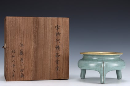 An Exquisite Guan yao Cover with Gold Tripod Censer