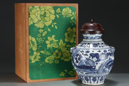 A Huge Blue and White Fish and Algae Pattern Beast-Ears Cover Jar