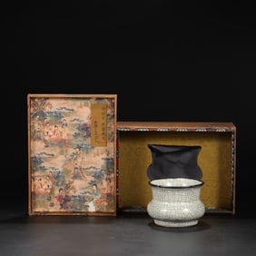 An Exquisite Guan yao Celadon Glazed Cover with Silver Jar,With an Imperial Poem by Emperor Qianlong