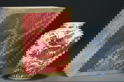 An Exquisite Blue and White Seawater,Auspicious Cloud and Dragon Pattern Vase