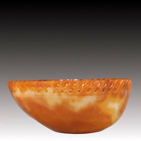 An Exquisite Agate Cover with Gold Bowl
