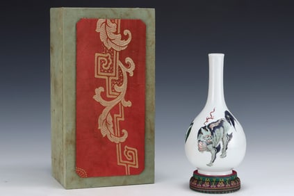 An Exquisite Wucai Kylin Pattern Vase