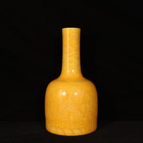 An Exquisite Yellow Glazed Auspicious Cloud and Dragon Pattern Vase