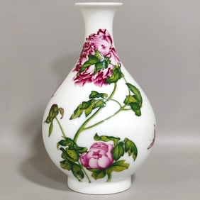 An Exquisite Enamel Flower and Butterfly Pattern Vase,With Poem