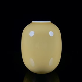 An Exquisite Yellow Glazed Jar