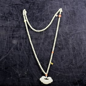 An Exquisite White Jade Necklace